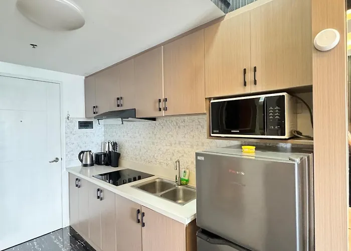Apartment Ec Haven Modern Cozy Near Malls And Transport Terminals With Wifi Netflix Balcony